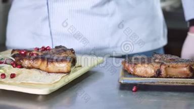 厨师把酱汁放在盘子里，准备好的猪肉牛排放在面包皮塔，洋葱和石榴上。